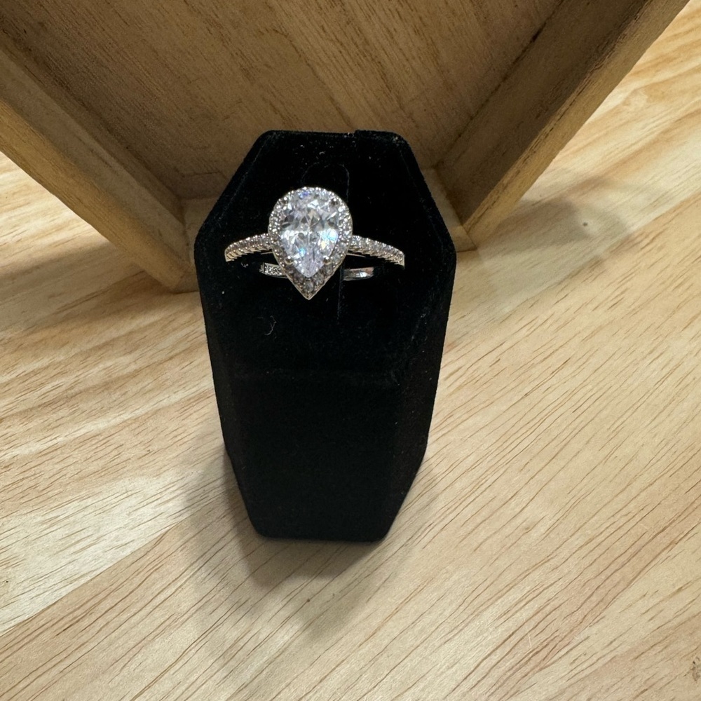 SIZE 10 WEDDING RING - Picture 6 of 6